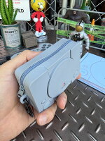 初代プレステ　本体型　シリコンポーチ　（カラビナ付き）　プレイステーション　アメリカン雑貨　アメリカ雑貨　カンパニーグッズ　アメリカンカンパニー　企業グッズ　アメキャラ　おしゃれ　ショップインテリア　プレゼント　ギフト　ピルケース